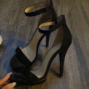 Size 9 black heels! 🖤